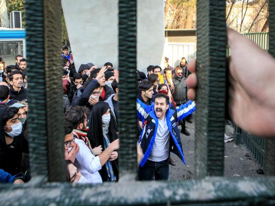 Protestas en Irán: Autoridades acusan intervención de occidente mientras aumentan la violencia y los muertos