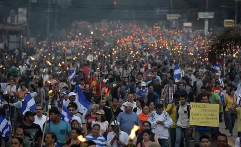 Hondureños mantienen las protestas tras la asunción de Juan Orlando Hernández