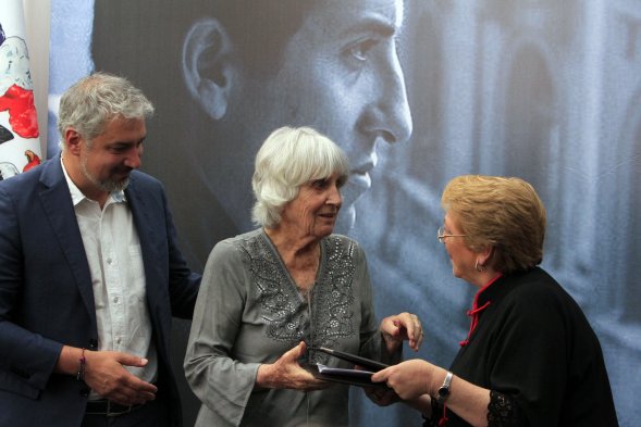 Fundación Víctor Jara recibe inmueble fiscal de manos de la Presidenta y cumple un anhelado sueño