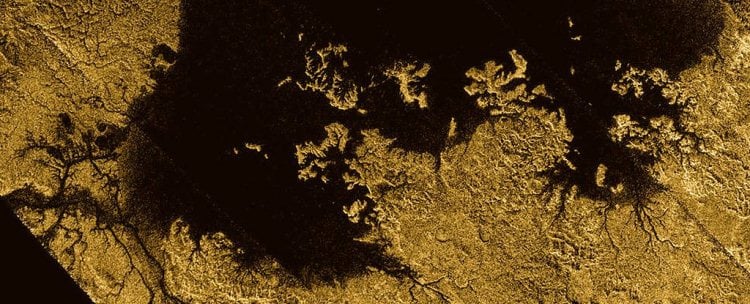 Nuevo mapa completo de la superficie de Titán muestra que su aspecto es notablemente parecido a la Tierra