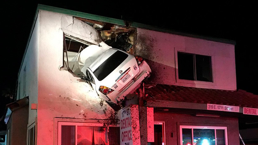 Estados Unidos: insólito accidente deja a un auto incrustado en un edificio (VIDEO)