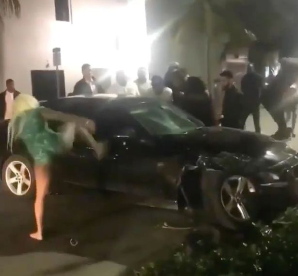 (Video) Mujer descalza rompe ventana de auto a puras patadas enojada contra el conductor