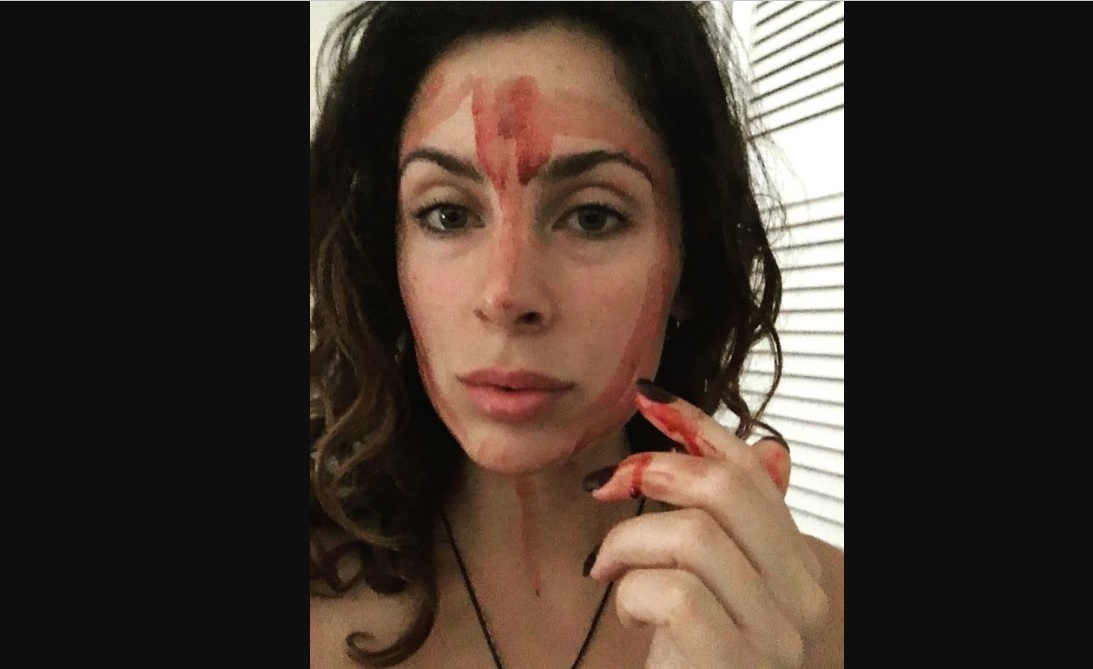(Video) Bella mujer se hace faciales con la sangre de su propia menstruación levantando la ira en las redes sociales