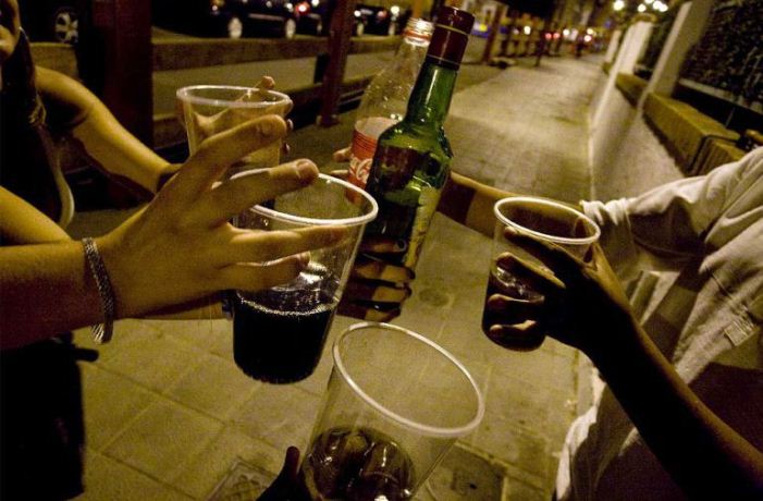 Estudio refuta la idea popular de que dar alcohol a los hijos adolescentes los hace bebedores responsables
