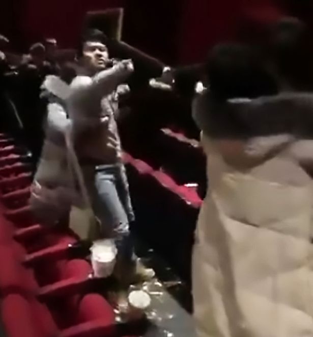 (Video) Hombres luchan en el cine cuando se sorprenden con las respectivas novias del otro