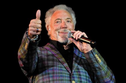 Tom Jones se ha convertido en uno de los cantantes más odiados por ‘hacerle’ esto a su hijo