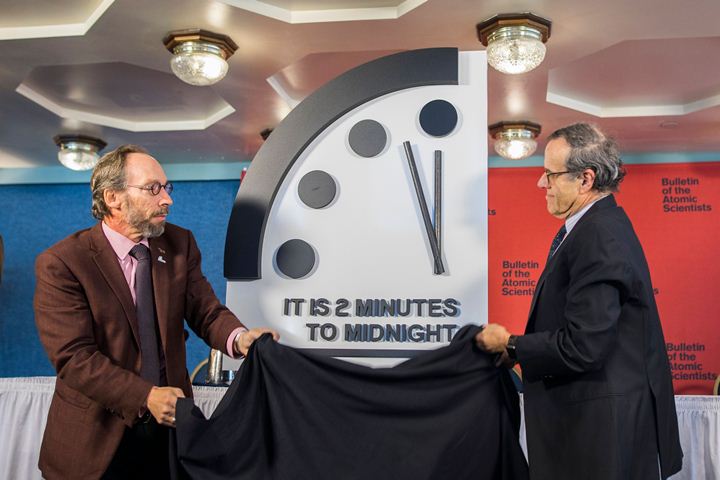 El ‘Boletín de los científicos atómicos’ anunció que la humanidad está a dos minutos de la medianoche