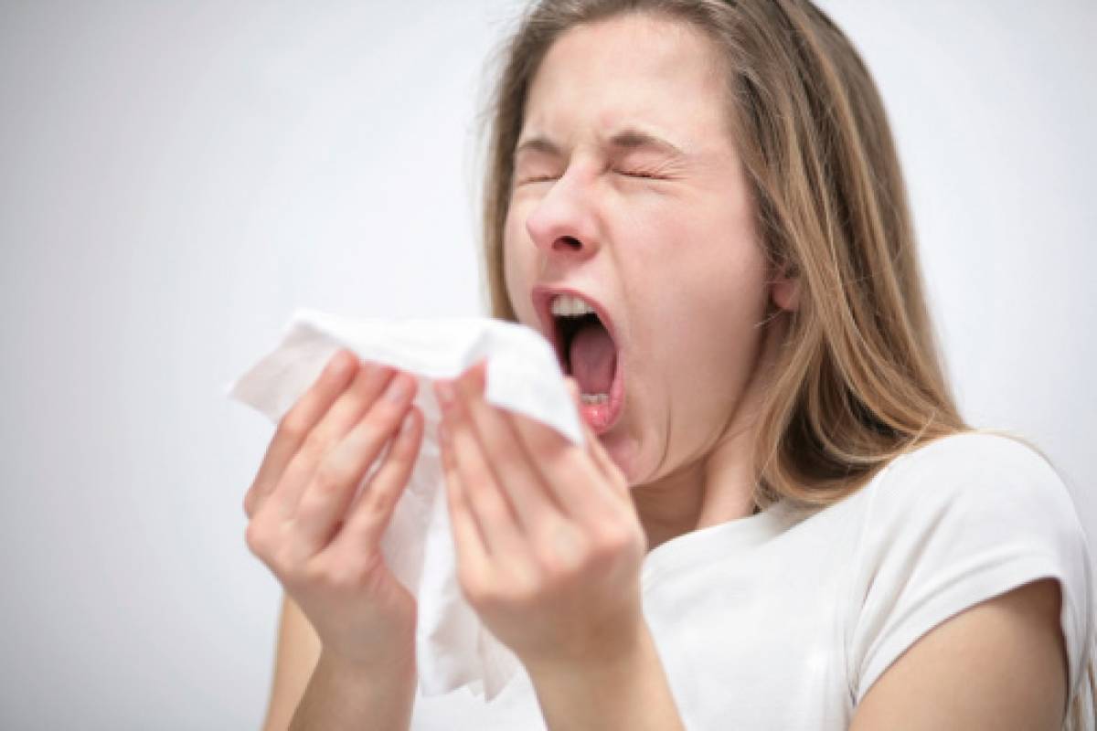 ¿Te aguntas los estornudos? Podría ser más peligroso de lo que pensabas