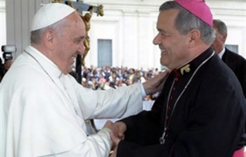 Papa Francisco se disculpa por declaraciones respecto al obispo Barros y envía emisario para investigar