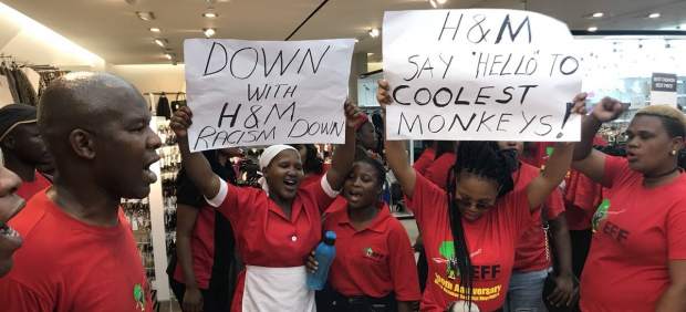 H&M cierra sus tiendas en Sudáfrica tras protestas por anuncio racista