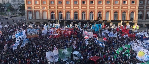 Argentina: Masiva marcha contra el arresto domiciliario otorgado al ex represor Miguel Etchecolatz