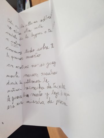 Caso de homofobia en Ministerio: Desde papeles con excremento hasta amenazas de muerte