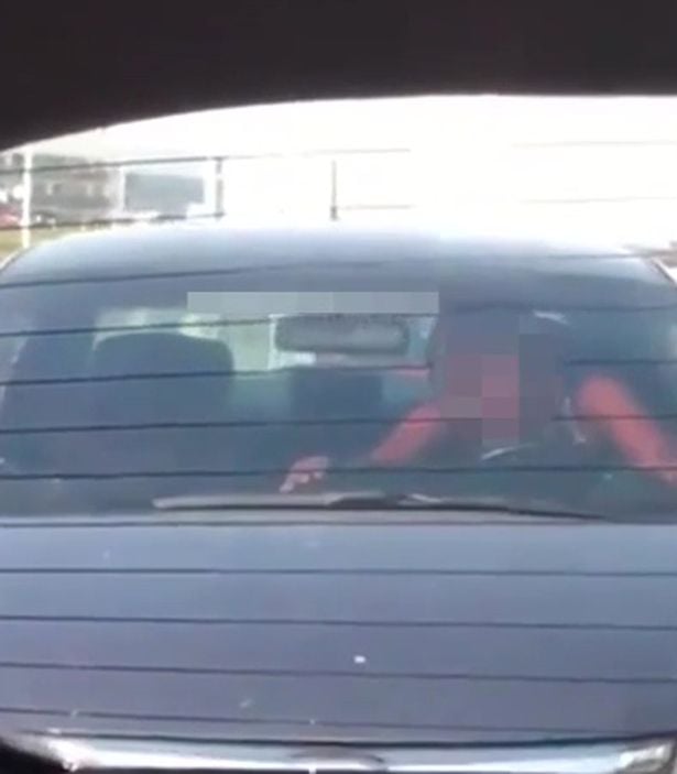 (+18 Video) Ni siquiera para en la luz roja: Graban a mujer teniendo relaciones mientras conduce un auto por la carretera