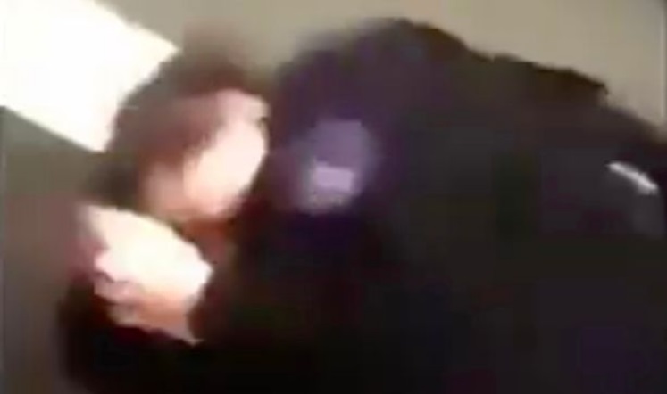 Pandilla patea a mujer policía como si fuera una muñeca de trapo (+18 Video)