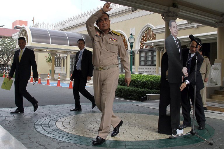 Primer ministro de Tailandia pone un «doble de cartón» para no responder a la prensa