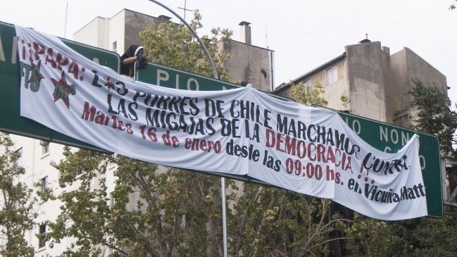 El Papa en Chile: Manifestantes protestan frente a la embajada argentina y sobre una señalética de tránsito