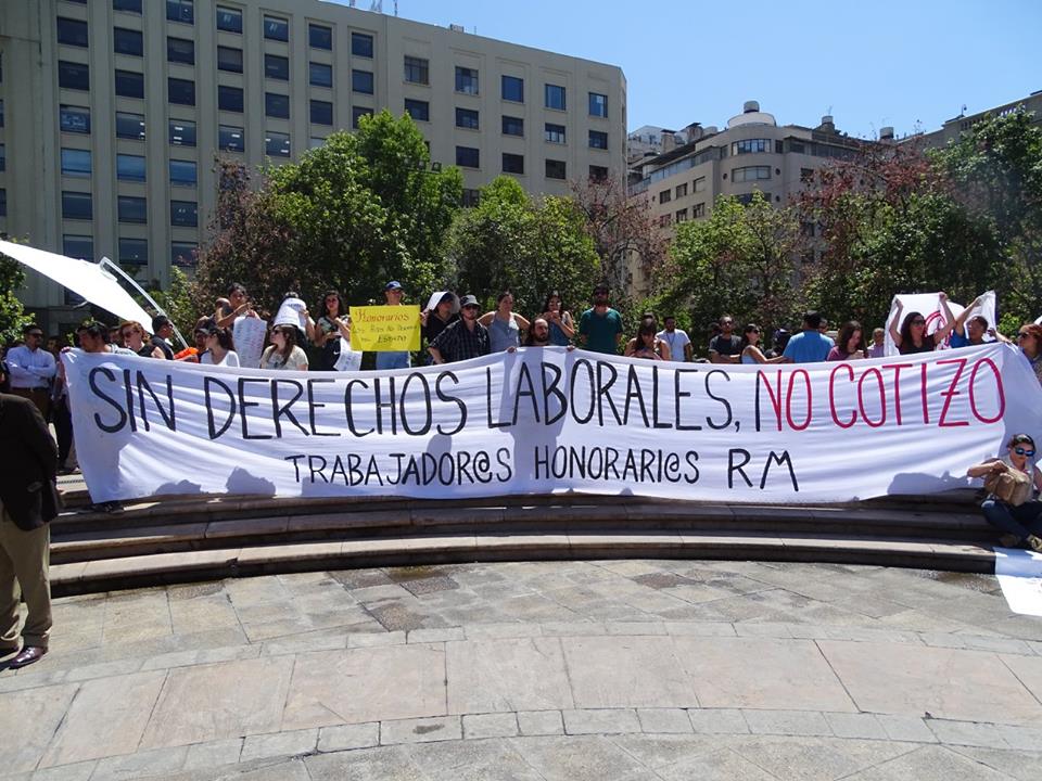 Trabajadores a honorarios del Estado protestaron en Santiago: “Sin derechos laborales no vamos a cotizar”