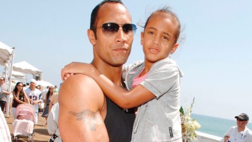 Como dos gotas de agua: Hija de ‘La Roca’ se lució junto a su padre en los Globos de Oro
