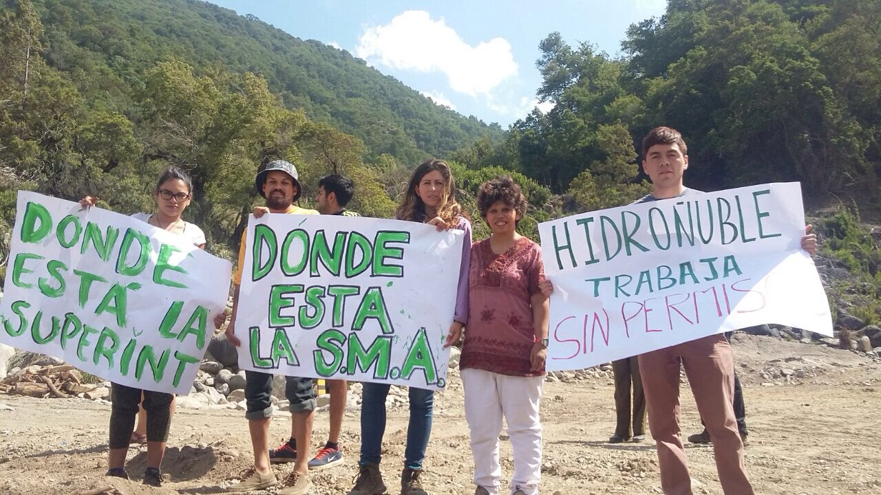 Kayakistas, vecinos y activistas ingresan a faenas de hidroeléctrica para denunciar falta de fiscalización ambiental