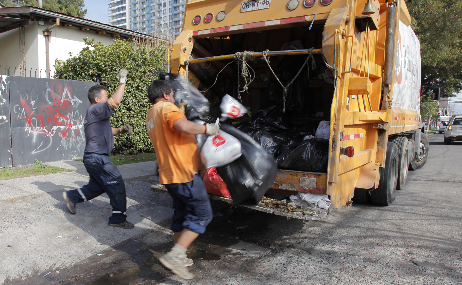 Recolectores de basura de Rancagua aprueban huelga indefinida y piden aumento de sueldo