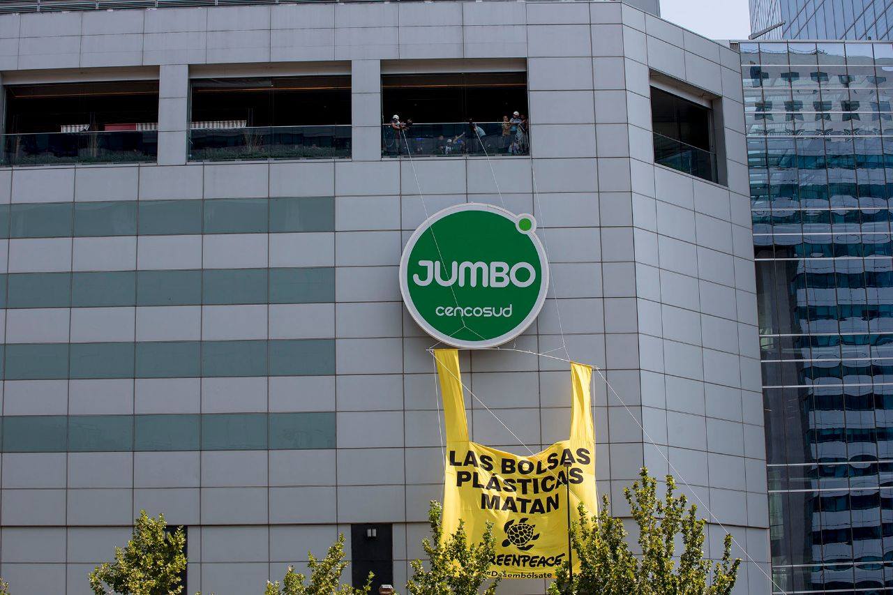 Greenpeace denuncia represión y amenazas durante manifestación en Costanera Center