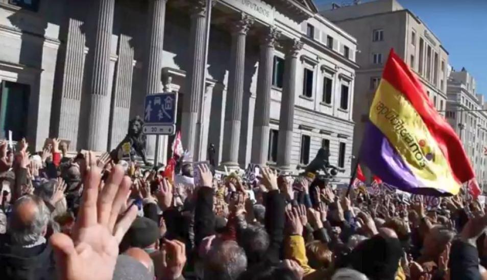Jubilados se toman las calles de Madrid para protestar en contra de las «pensiones de miseria»