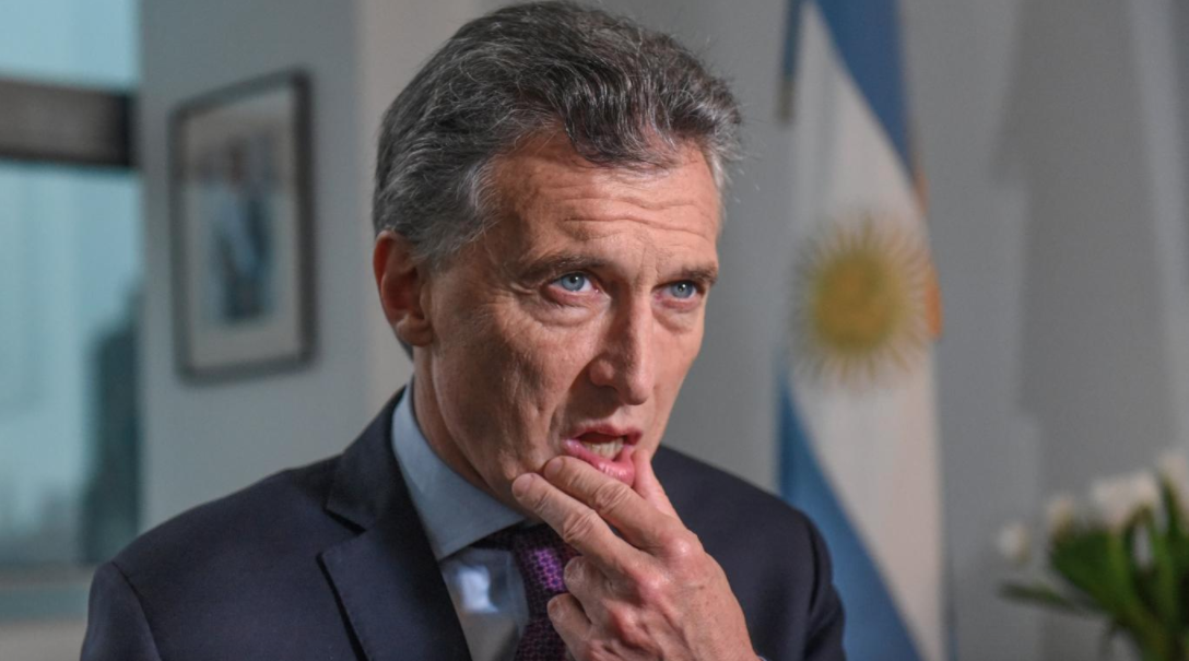 Árbitros argentinos evalúan suspensión de partidos si hinchas cantan “¡Mauricio Macri, la puta que te parió!”