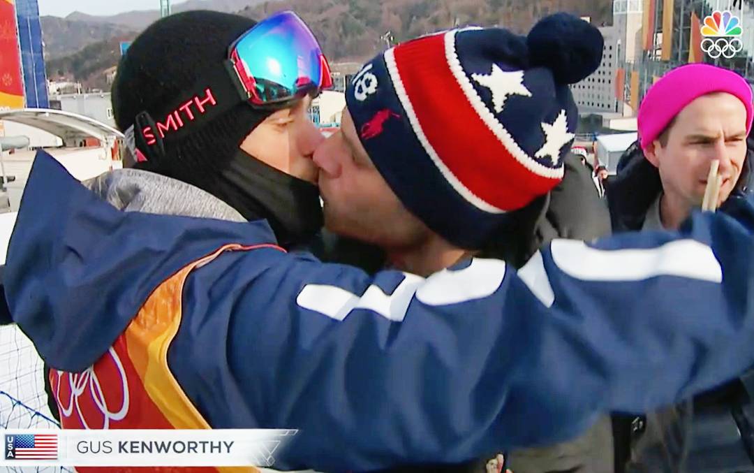 El beso de un esquiador a su novio en los Juegos Olímpicos que ha dado la vuelta al mundo