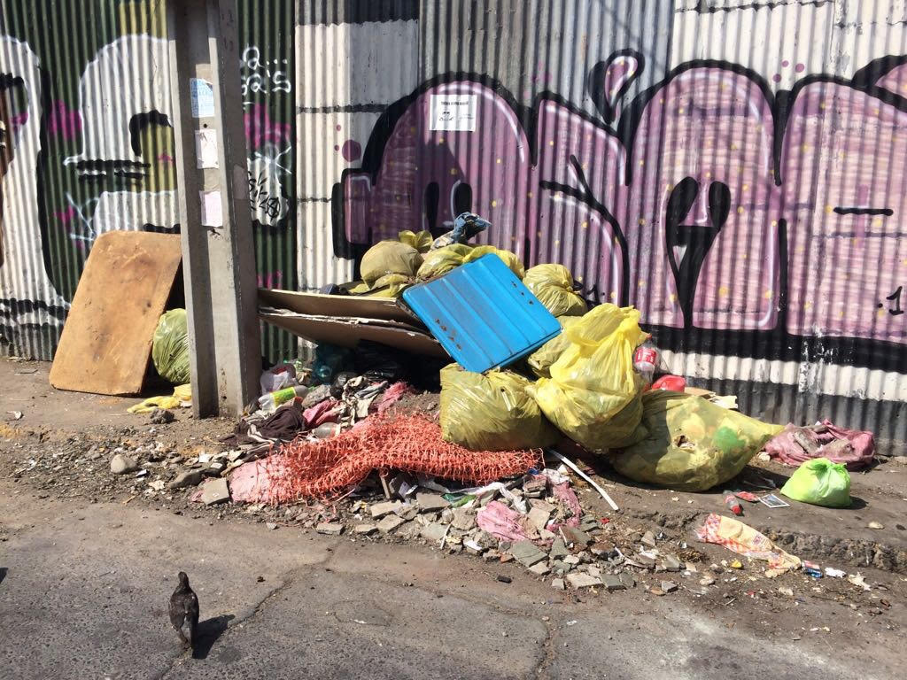 Municipalidad de Recoleta denuncia a empresa de mantención de Maipú por arrojar basura en sus calles