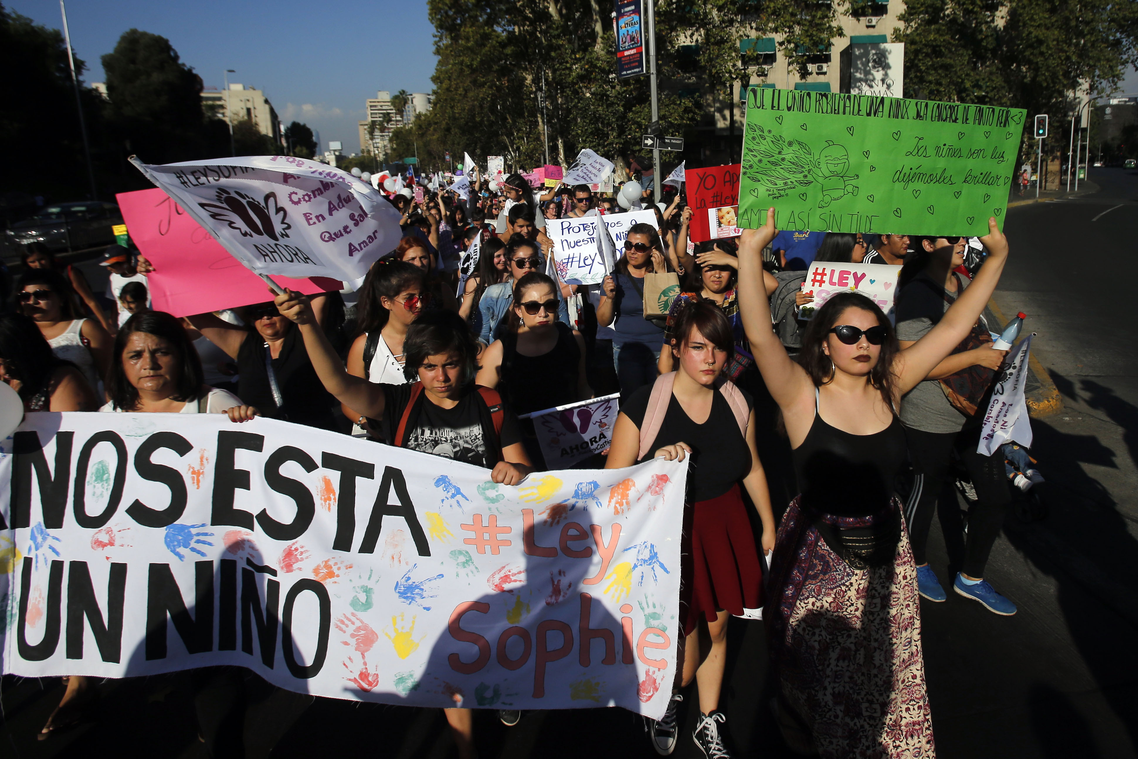 Santiago: Miles de personas marcharon por la Alameda exigiendo la «Ley Sophie»