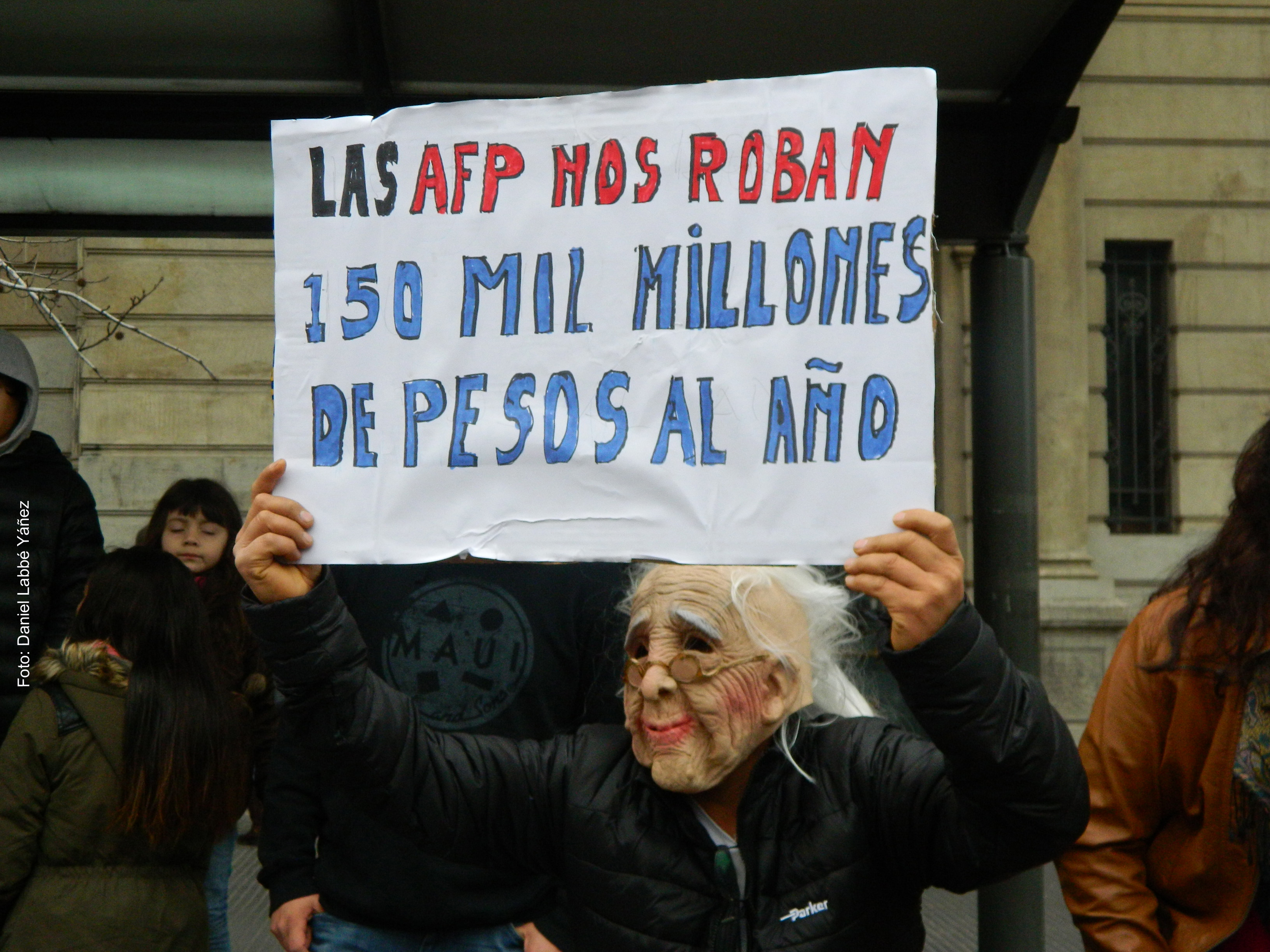 ¿Retirar de una vez los fondos en las AFP?: Impulsor peruano de idea sostiene que se puede aplicar en Chile