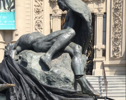 Fórmula E: Dañan histórica escultura instalada en frontis del Museo de Bellas Artes