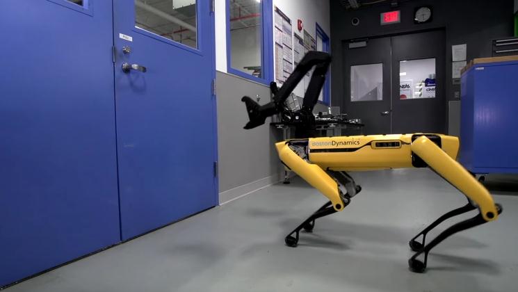 Boston Dynamics presenta el último modelo de su robot: es como un perro que abre puertas
