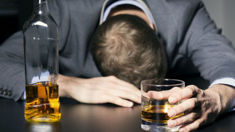 Los bebedores empedernidos están en serio riesgo de demencia, afirma una nueva investigación