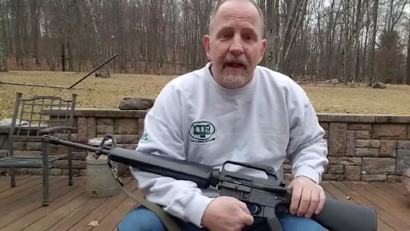 Estados Unidos: tras la masacre de Florida, un defensor de la portación de armas rompe su rifle (VIDEO)