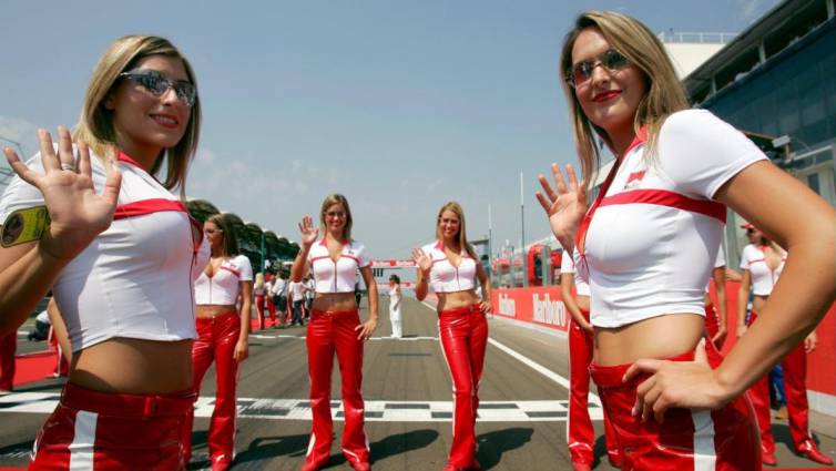 Las «azafatas» de la F1 estallan contra el feminismo tras su veto en las parrillas