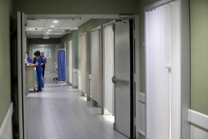 Incautan fichas médicas de recién nacidos en la Clínica Alemana