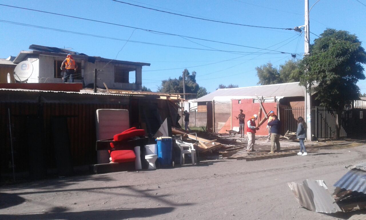 Concepción: Senador Navarro y vecinos denuncian desalojo irregular en población Aurora de Chile