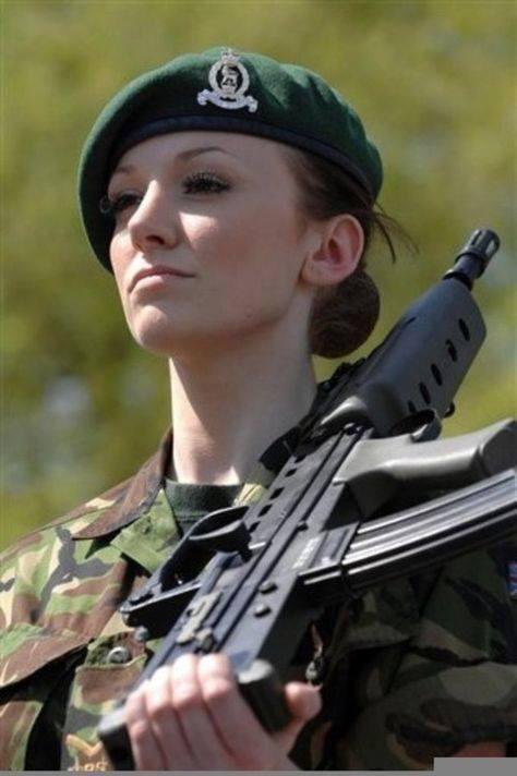 Reino Unido: exsoldado y modelo abandonó el ejército tras doce años de abusos sexistas