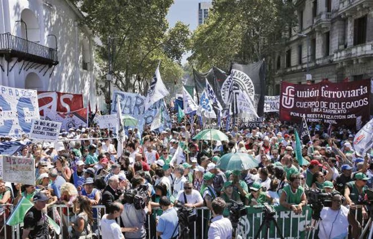Argentina: organizaciones sociales se manifiestan en contra del ajuste y los despidos en el gobierno de Macri