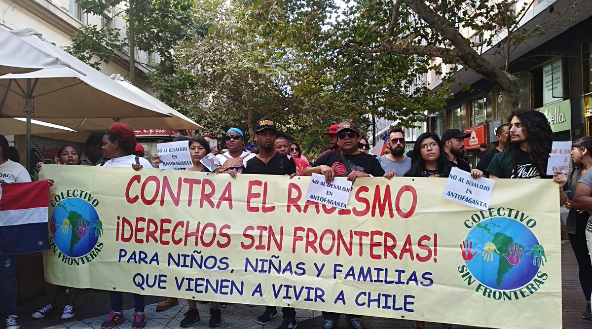 Santiago: Inmigrantes marchan hacia La Moneda y exigen «amnistía migratoria»