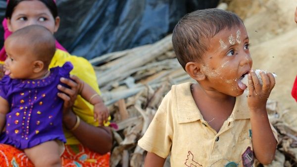 Unicef denuncia que hay 720.000 niños rohinyás atrapados por la violencia en Myanmar