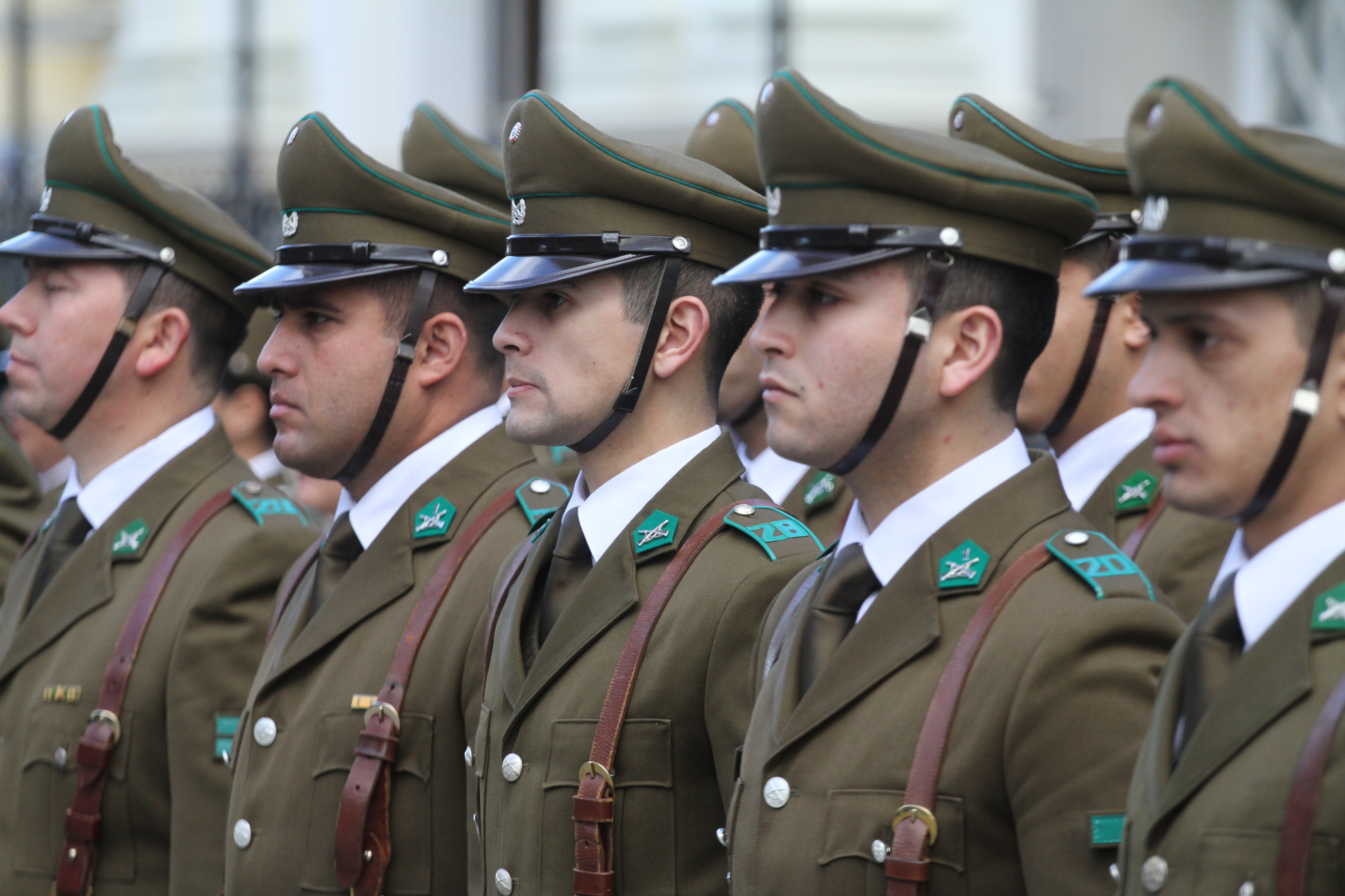 Auto, chófer y bencina garantizados por decreto a ex generales directores de Carabineros