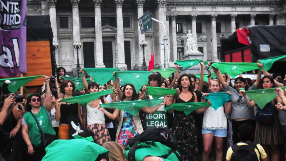 Argentina: Masivo «pañuelazo» por el aborto legal, seguro y gratuito