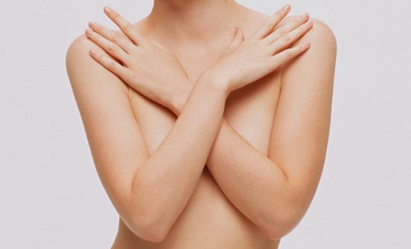 Vellos en los senos: Conoce cuándo las mujeres deben preocuparse