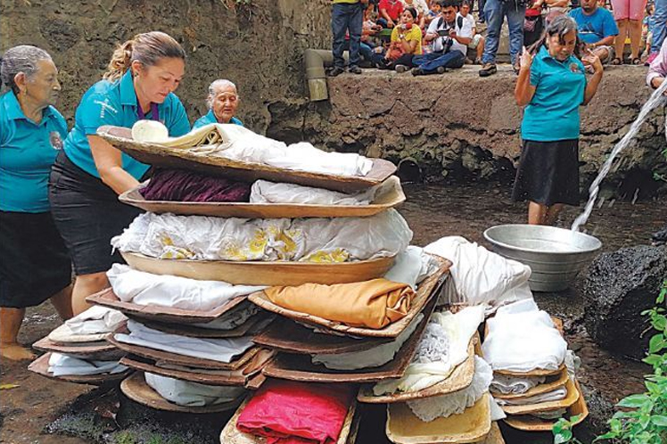 Salvadoreños caminan 3 kilómetros para lavar ropa del Nazareno