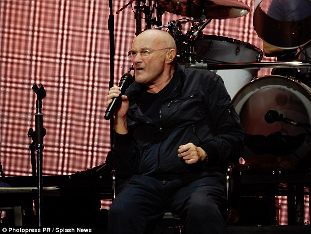 Phil Collins se presentó sentado en una silla en Puerto Rico tras sufrir dramática caída que lo dejó hospitalizado (Video)