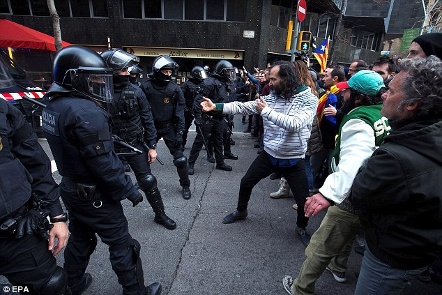 Así son reprimidos los independentistas catalanes que han salido a protestar en defensa de Puigdemont (Videos+Fotos)