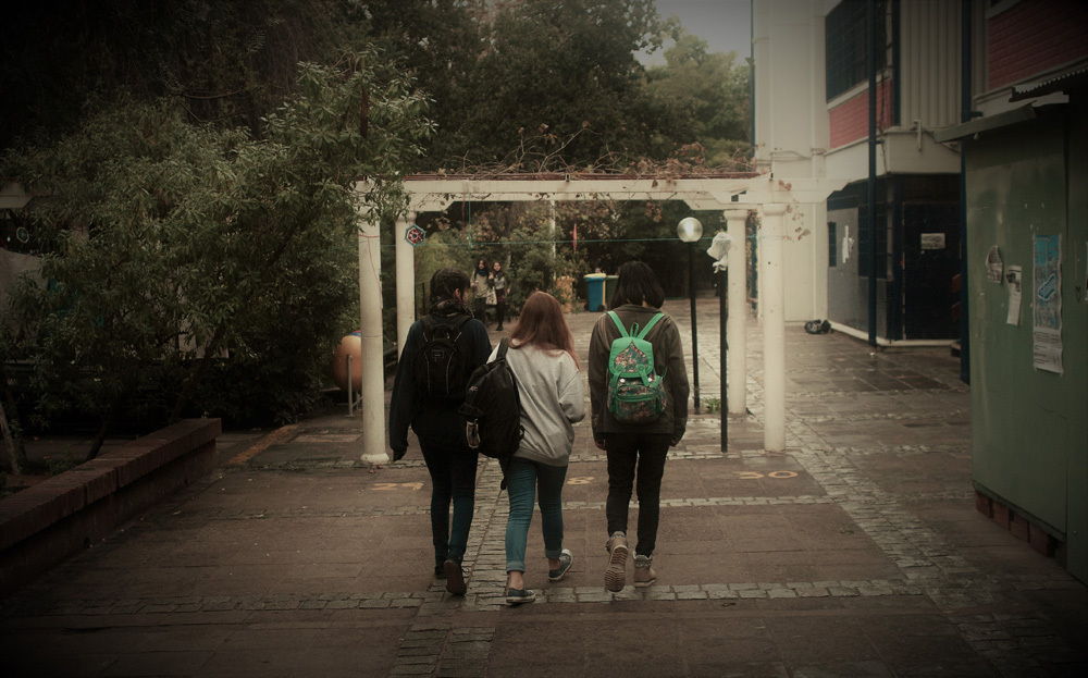 Estudio revela que más de la mitad de las adolescentes chilenas ha sufrido acoso callejero