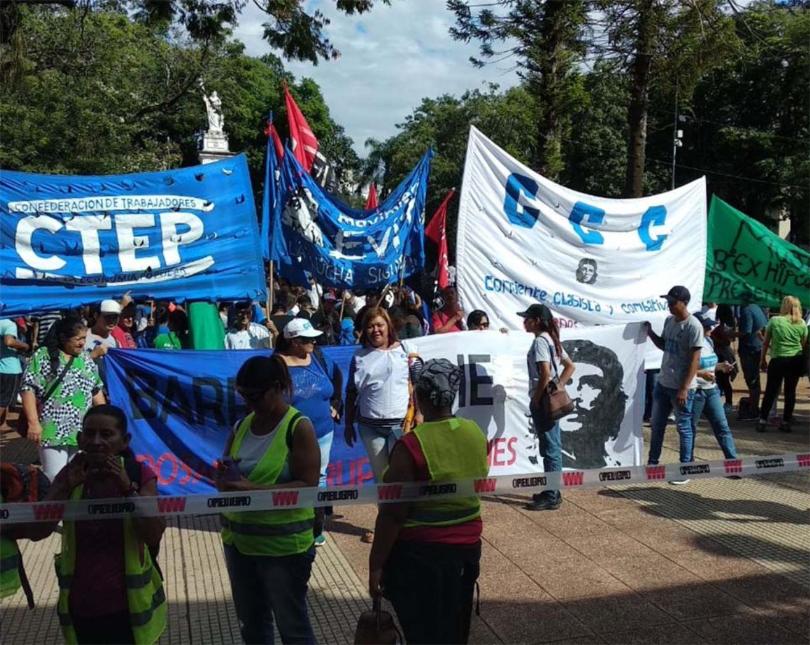 Protestan en Argentina contra recortes en programas sociales